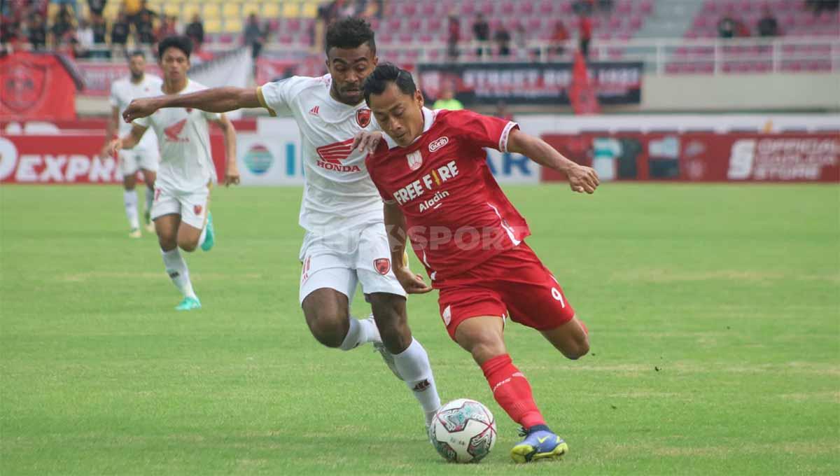 Penyerang Persis Solo, Samsul Arif dikawal bek PSM Makassar, Yance Sayuri. Foto: Nofik Lukman Hakim/INDOSPORT