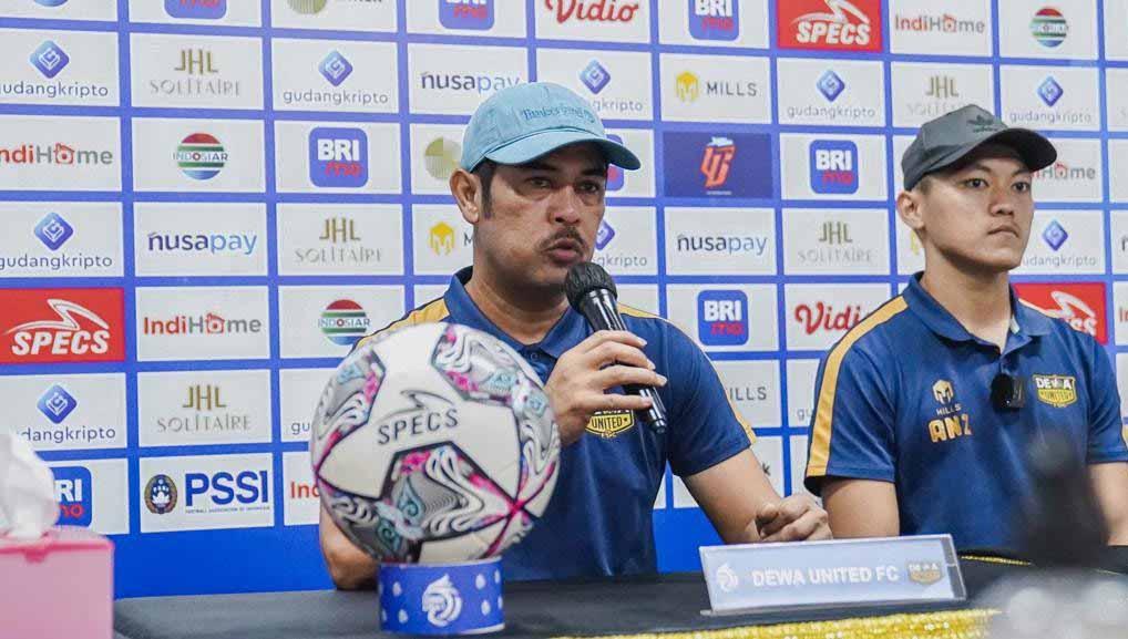 Pelatih Dewa United, Nilmaizar dan pemain, Feby Eka jelang liga 1 pekan ke-11 lawan RANS Nusantara FC. Foto: Dewa United