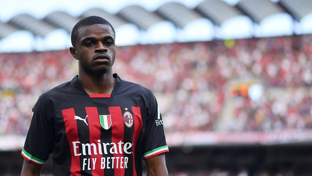 Setelah ditahan imbang Napoli, AC Milan juga rugi karena tiga pemainnya harus cedera. Foto: Reuters/Daniele Mascolo. - INDOSPORT