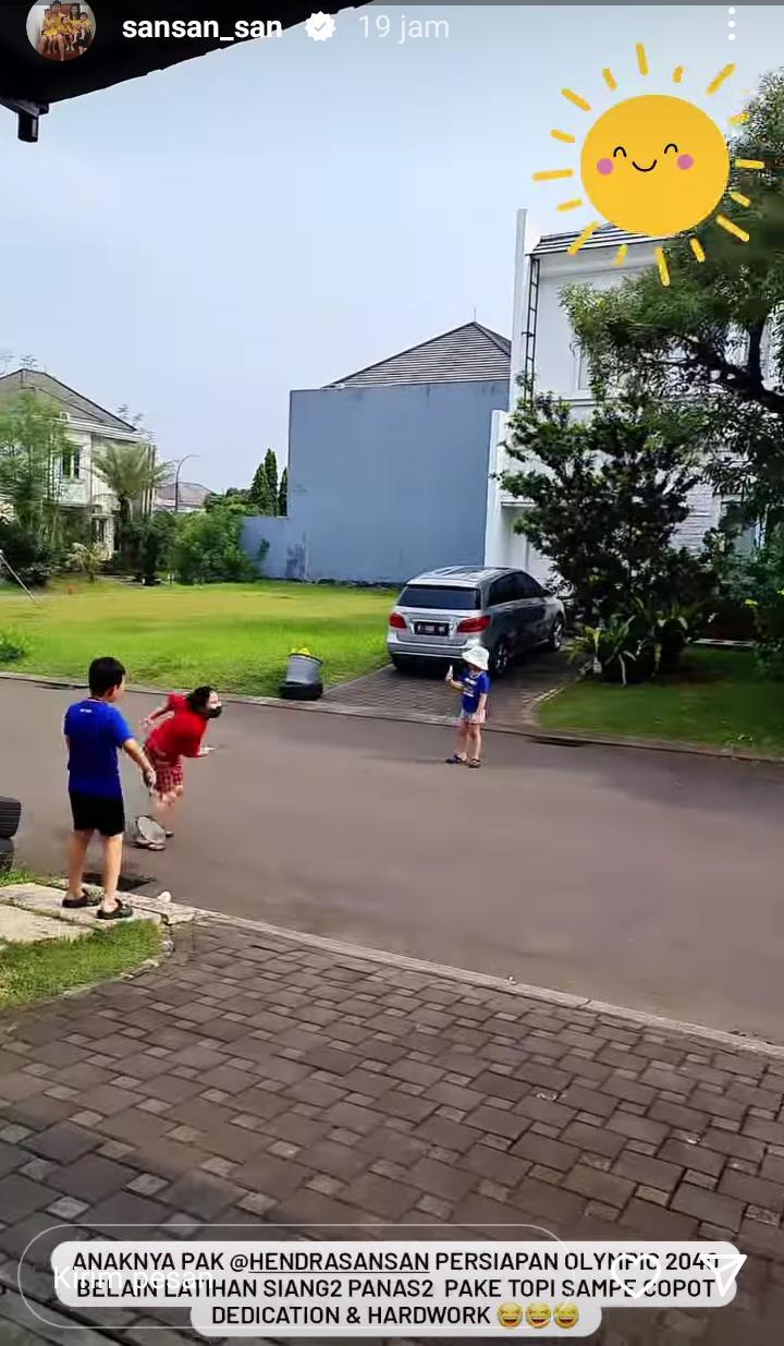 Sandiani Arief mengabadikan momen saat ketiga anaknya (Richard, Richelle, Russel) berlatih bulutangkis di halaman rumah. Copyright: Instagram Story @sansan_san