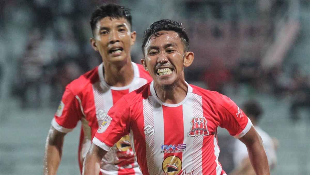 Indosport - Selebrasi gol gelandang Deltras FC, Rendi Irwan usai mencetak gol ke gawang Kalteng Putra pada lanjutan Liga 2, Jumat (30/09/22).