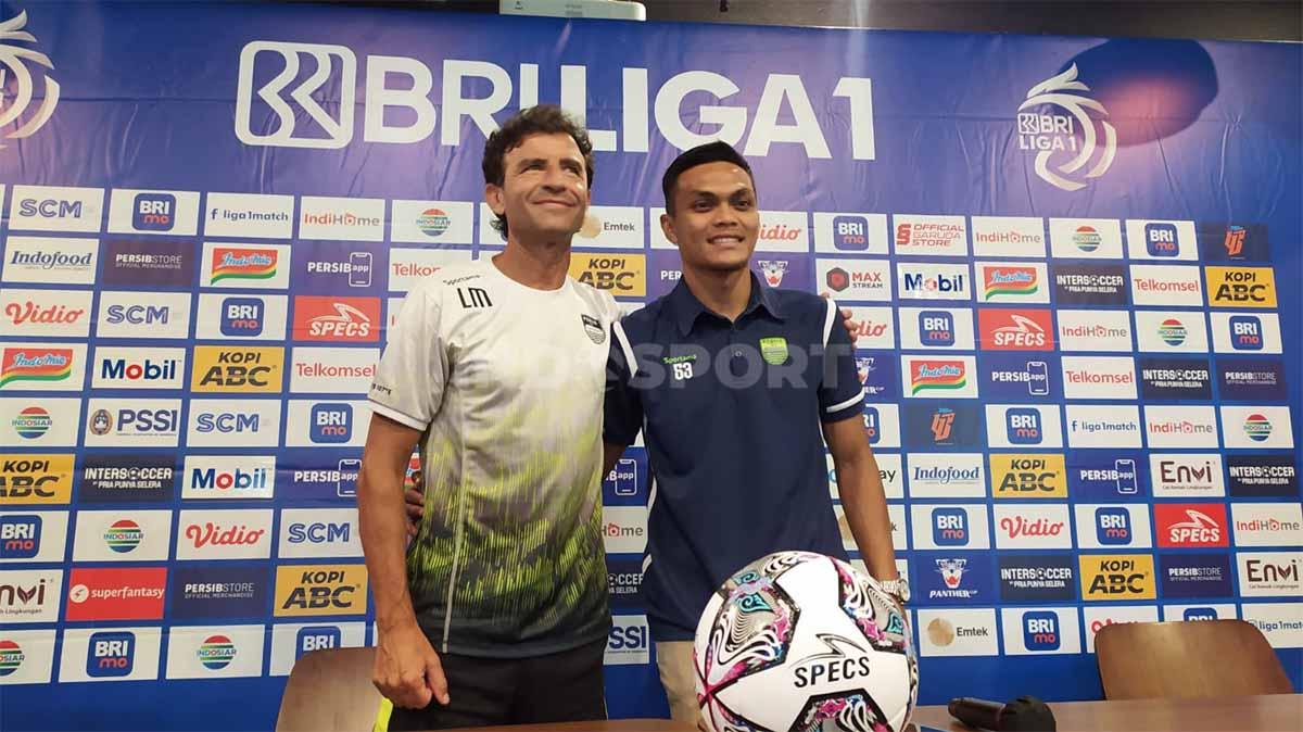 Pelatih Persib, Luis Milla bersama pemainnya Rachmat Irianto, saat konferensi pers jelang lawan Persija Jakarta.