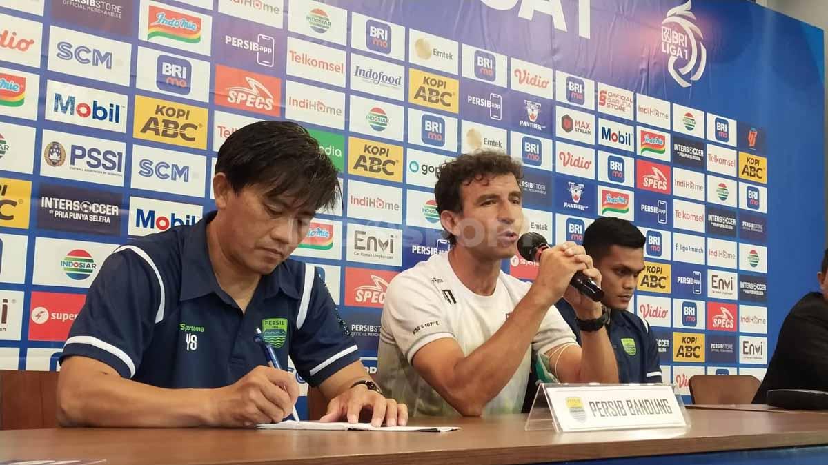 Pelatih Persib, Luis Milla (tengah) bersama pemainnya Rachmat Irianto, saat konferensi pers jelang lawan Persija Jakarta di Liga 1.