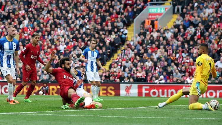 Robert Sanchez (kanan) menghadang sepakan Mohamed Salah di laga Liverpool vs Brighton (01/10/22). (Foto: REUTERS/Phil Noble) - INDOSPORT
