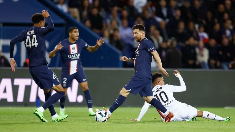 Indosport - Aksi Lionel Messi di laga PSG vs OGC Nice (02/10/22). (Foto: REUTERS/Christian Hartmann)