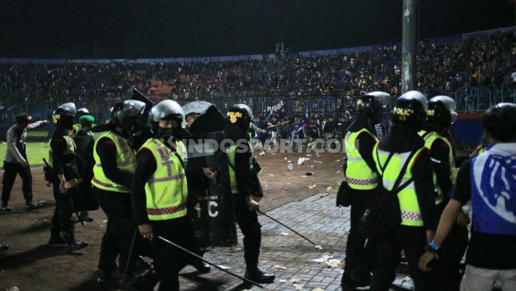 Kerusuhan suporter usai laga Arema FC vs Persebaya pada Liga 1 pekan ke-11 di Stadion Kanjuruhan, Malang, Sabtu (01/10/22) malam.