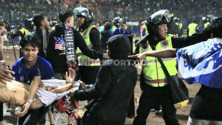 Indosport - Kerusuhan suporter usai laga Arema FC vs Persebaya pada Liga 1 pekan ke-11 di Stadion Kanjuruhan, Malang, Sabtu (01/10/22) malam.