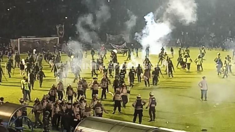 Kerusuhan suporter usai laga Arema FC vs Persebaya pada Liga 1 pekan ke-11 di Stadion Kanjuruhan, Malang, Sabtu (01/10/22) malam.