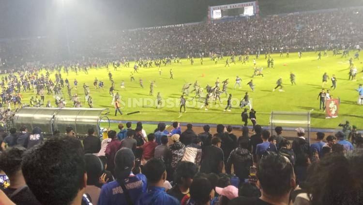 Kerusuhan suporter usai laga Arema FC vs Persebaya pada Liga 1 pekan ke-11 di Stadion Kanjuruhan, Malang, Sabtu (01/10/22) malam.
