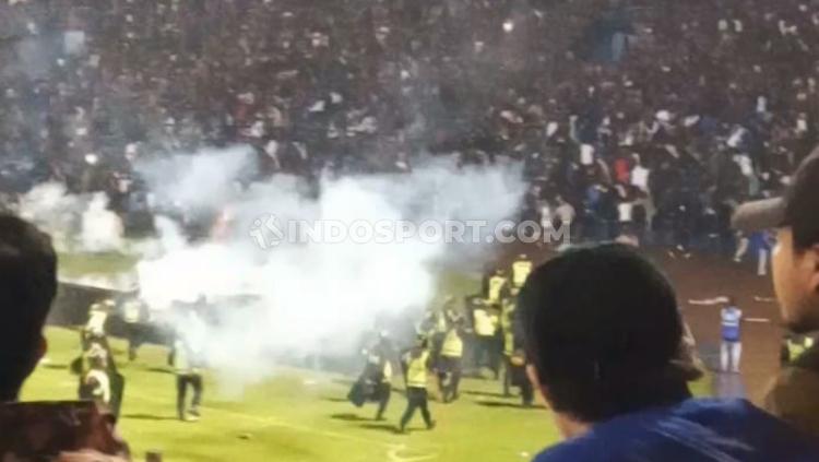Penembakan gas air mata oleh polisi di Stadion Kanjuruhan, Malang, Sabtu (1/10/22) malam.