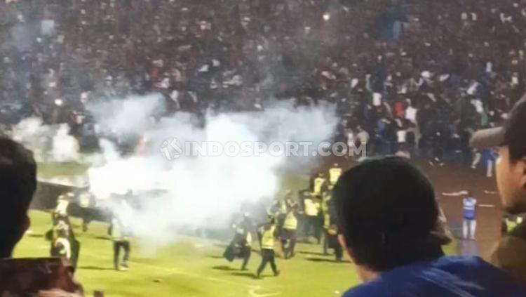 Penembakan gas air mata oleh polisi di Stadion Kanjuruhan, Malang, Sabtu (1/10/22) malam. - INDOSPORT