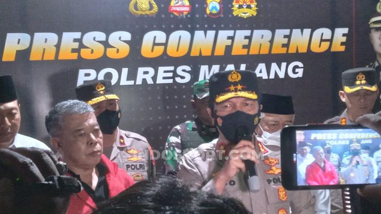Indosport - Pihak kepolisian turut menjelaskan perihal diluncurkannya gas air mata ketika terjadi kerusuhan suporter dalam laga lanjutan Liga 1 2022-2023 antara Arema FC kontra Persebaya Surabaya di Stadion Kanjuruhan Malang, Sabtu (01/10/22).