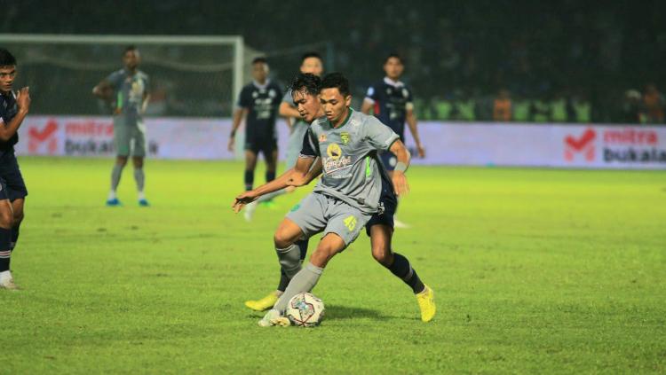 Arema FC menyisipkan misi ganda dalam menatap jadwal tunda Liga 1 menghadapi Persebaya Surabaya di Stadion PTIK Jakarta, Selasa (11/04/23). - INDOSPORT