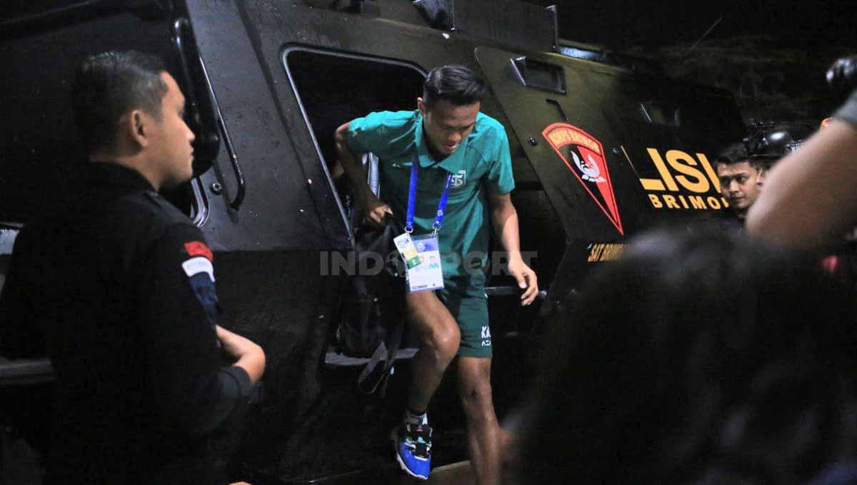 Tragedi Kanjuruhan, hampir sebulan berlalu. Kini sebuah cerita dari sisi lain insiden mematikan tersebut diungkapkan pemain Persebaya Surabaya, Leo Lelis. Foto: Ian Setiawan/INDOSPORT