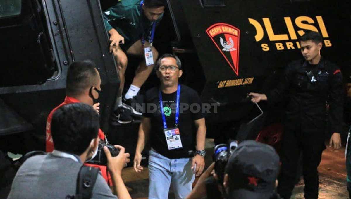 Pelatih Persebaya, Aji Santoso saat turun dari baracuda. Foto: Ian Setiawan/INDOSPORT