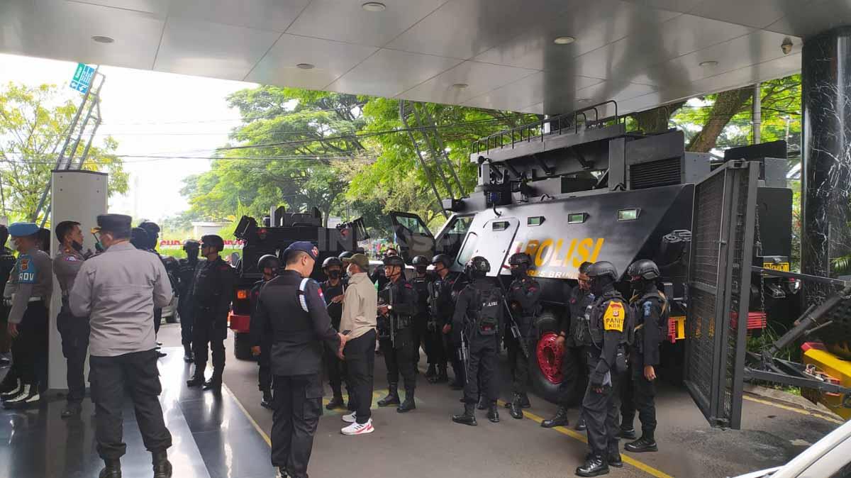 Tim Persija Jakarta meninggalkan Kota Bandung dengan menaiki kendaraan rantis usai laga Liga 1 melawan Persib Bandung ditunda. - INDOSPORT