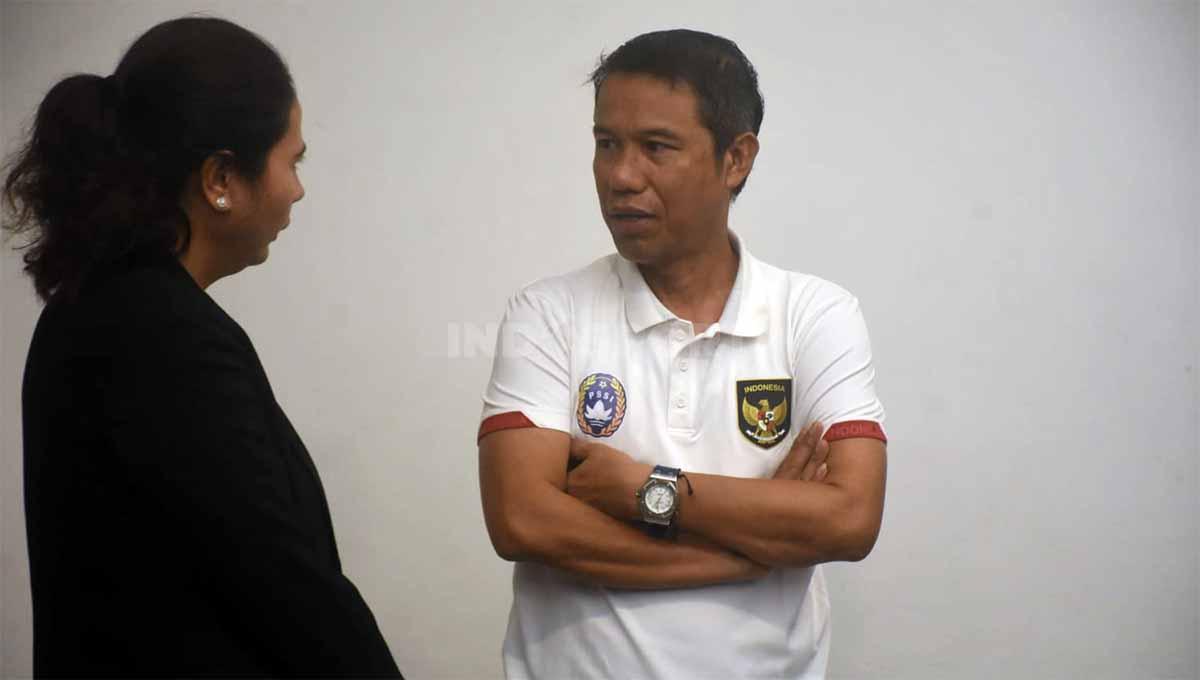 Sekjen PSSI, Yunus Nusi didampingi oleh Wasekjen PSSI, Maaike Ira Puspita. Yunus maju sebagai calon wakil ketua umum PSSI dan Exco pada KLB 2023.