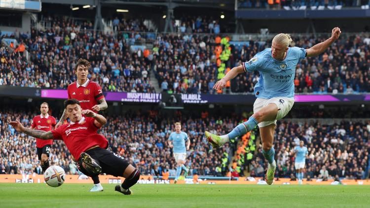 Erling Haalad (kanan) mencetak Hattrick di laga Man City vs Man United (02/10/22). (Foto: REUTERS/Phil Noble)