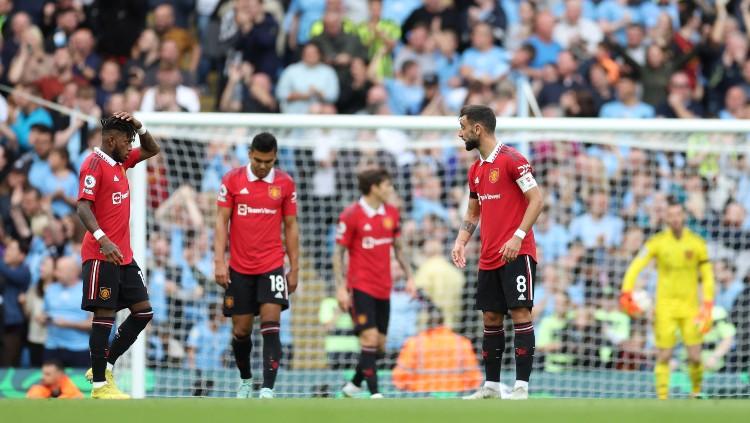 Ekspresi Fred (kiri) dan Bruno Fernandes (kanan) usai Man City mencetak gol ke-6 ke gawang Man United (02/10/22). (Foto: Reuters/Carl Recine)