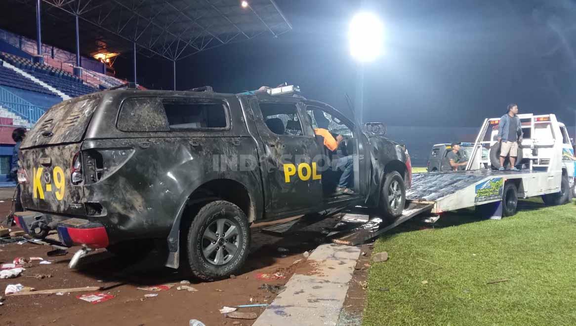 Polisi, PSSI, PT LIB, dan panitia pelaksana kerap dituding sebagai penyebab utama tragedi Kanjuruhan namun sebenarnya oknum fans pun menanggung dosa yang sama. Foto: Ian Setiawan/INDOSPORT