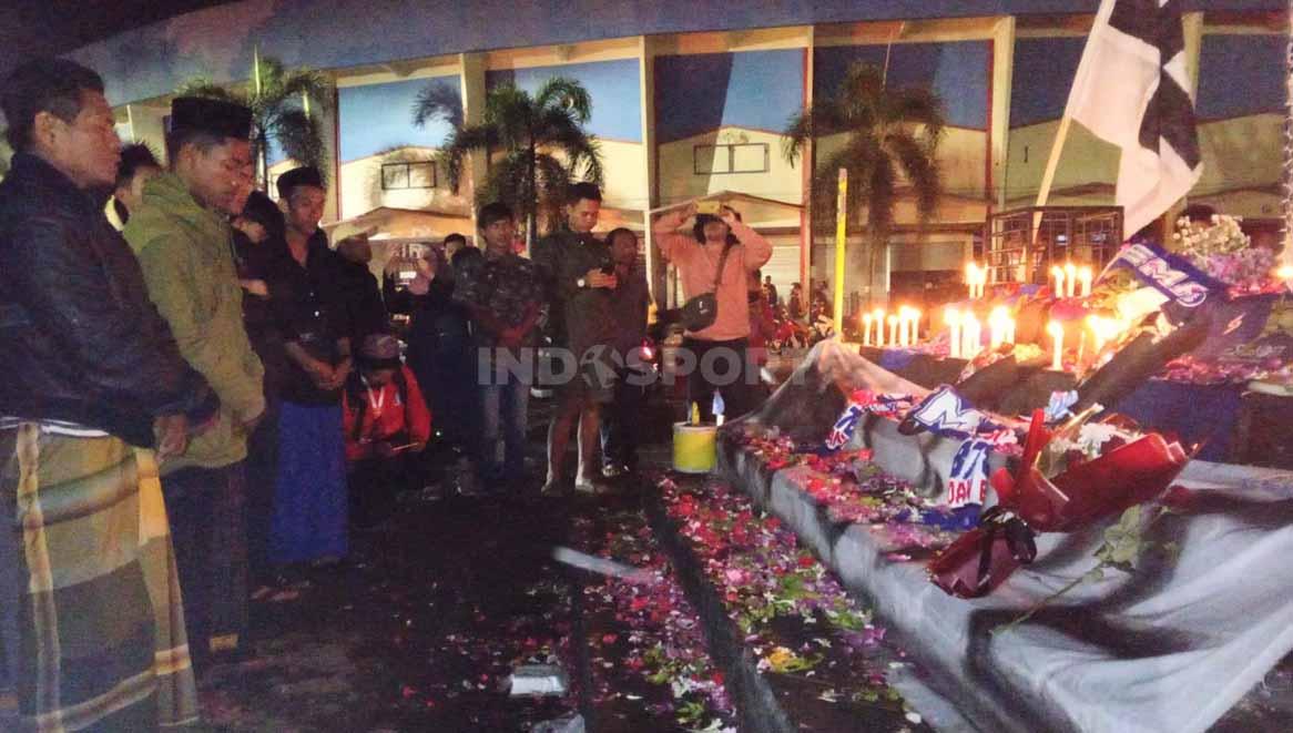 Doa bersama di bawah patung singa untuk para korban. Foto: Ian Setiawan/INDOSPORT