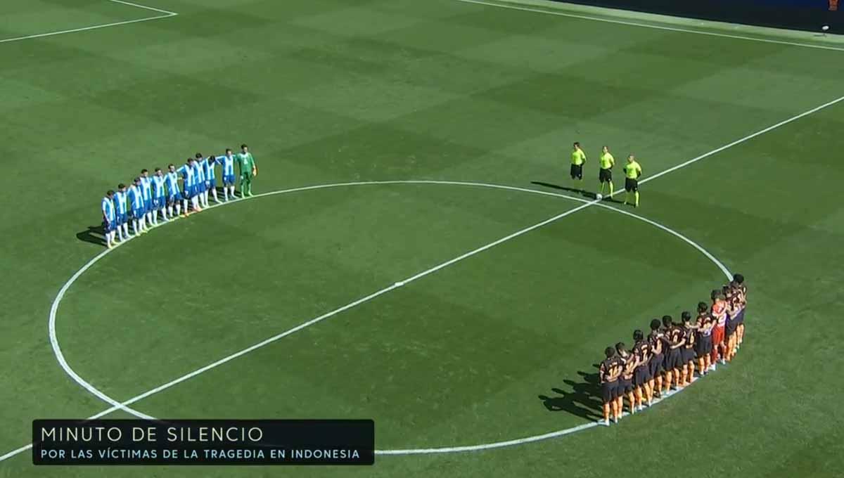 Berikut momen satu menit mengheningkan cipta atau One Minute Silence di kompetisi Liga Spanyol untuk menghormati korban tragedi Kanjuruhan.  Foto: Twitter@LaLigaID - INDOSPORT