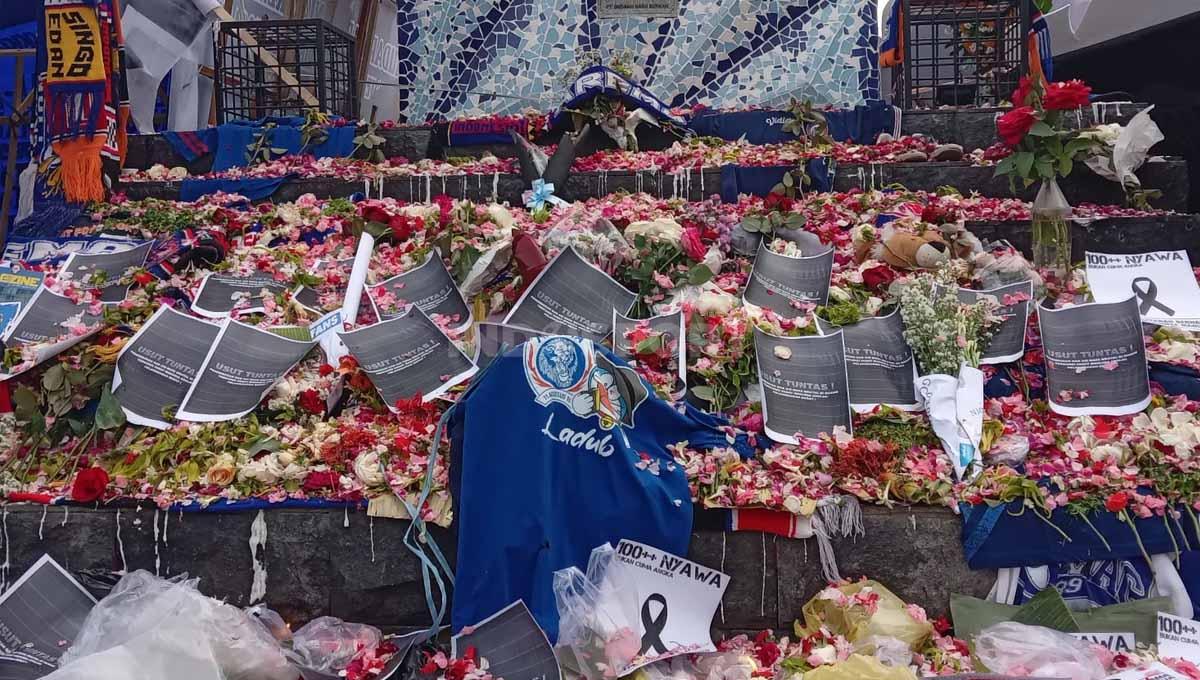 Patung Singa Tegar Jawara jadi pusat jujukan warga untuk mengenang tragedi Kanjuruhan. Foto: Ian Setiawan/INDOSPORT