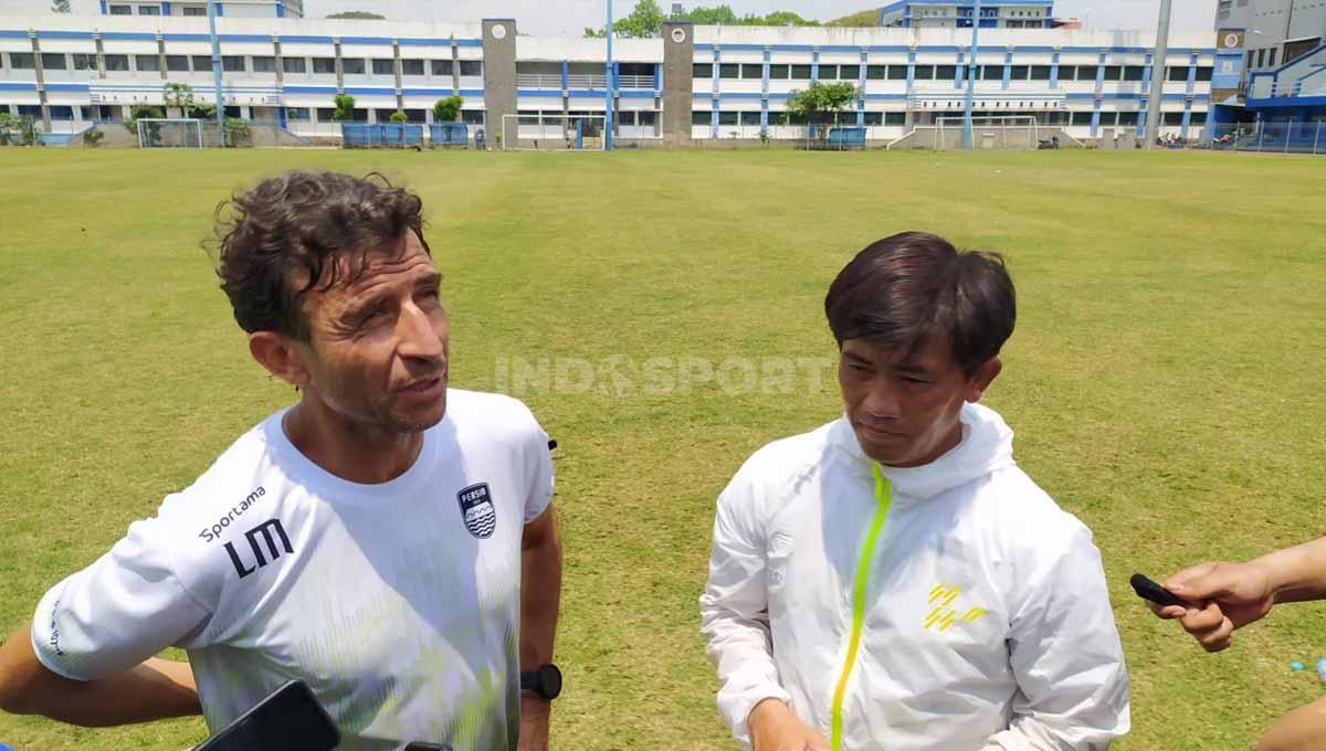 Pelatih Persib, Luis Milla (kiri) bersama pelatih fisik Persib, Yaya Sunarya (kanan). Foto: Arif Rahman/INDOSPORT