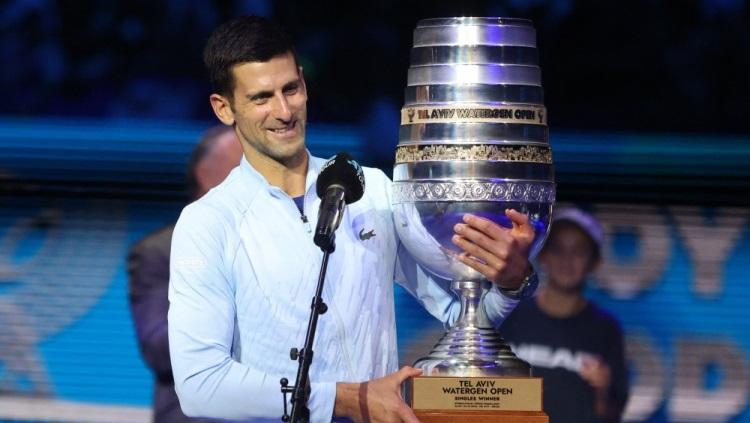 Ada catatan menarik di ranking tunggal ATP per Senin (13/02/23), yang melibatkan duo pemain top, Novak Djokovic dan Taylor Fritz. Foto: REUTERS/Nir Elias.