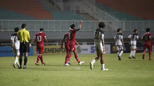 Selebrasi Timnas Indonesia U-17 usai mencetak gol ke gawang Guam (03/10/22). (Foto: Herry Ibrahim/INDOSPORT)