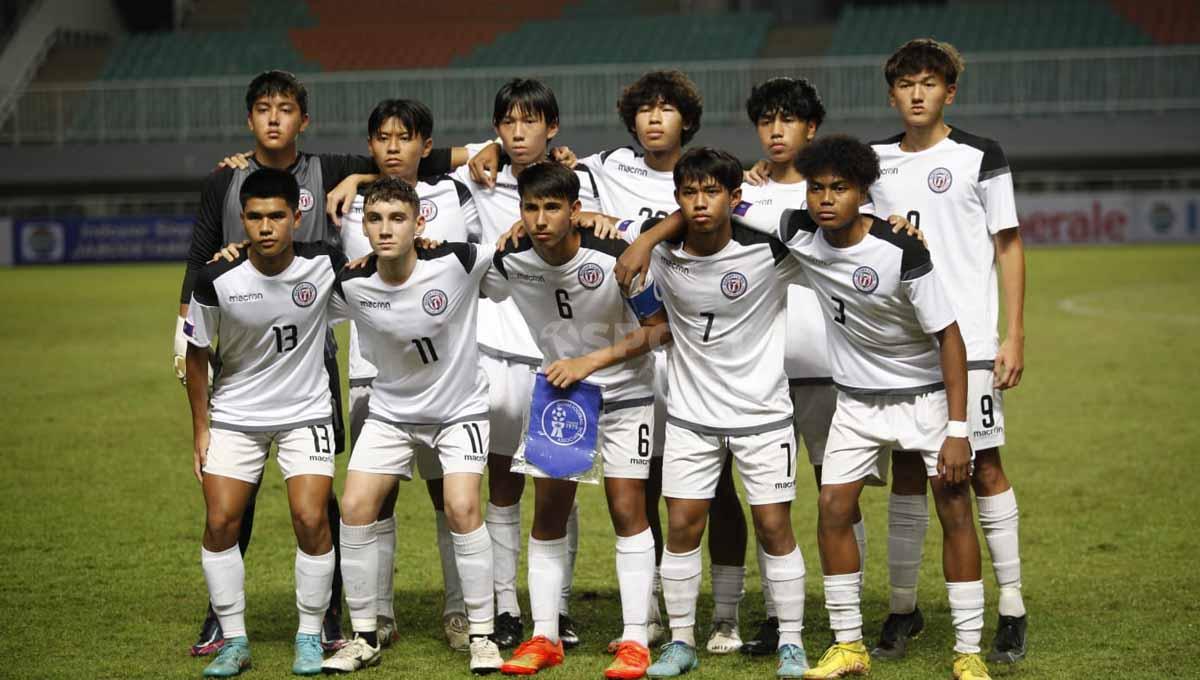 Indosport - Pelatih Guam U-17, Samuel San Gil mengakui timnya kalah kelas pasca kalah telak 14-0 dari Timnas Indonesia U-17 di laga kedua Grup B Kualifikasi Piala Asia U-17 2023, Senin (03/10/23) di Stadion Pakansari, Cibinong. (Foto: Herry Ibrahim)