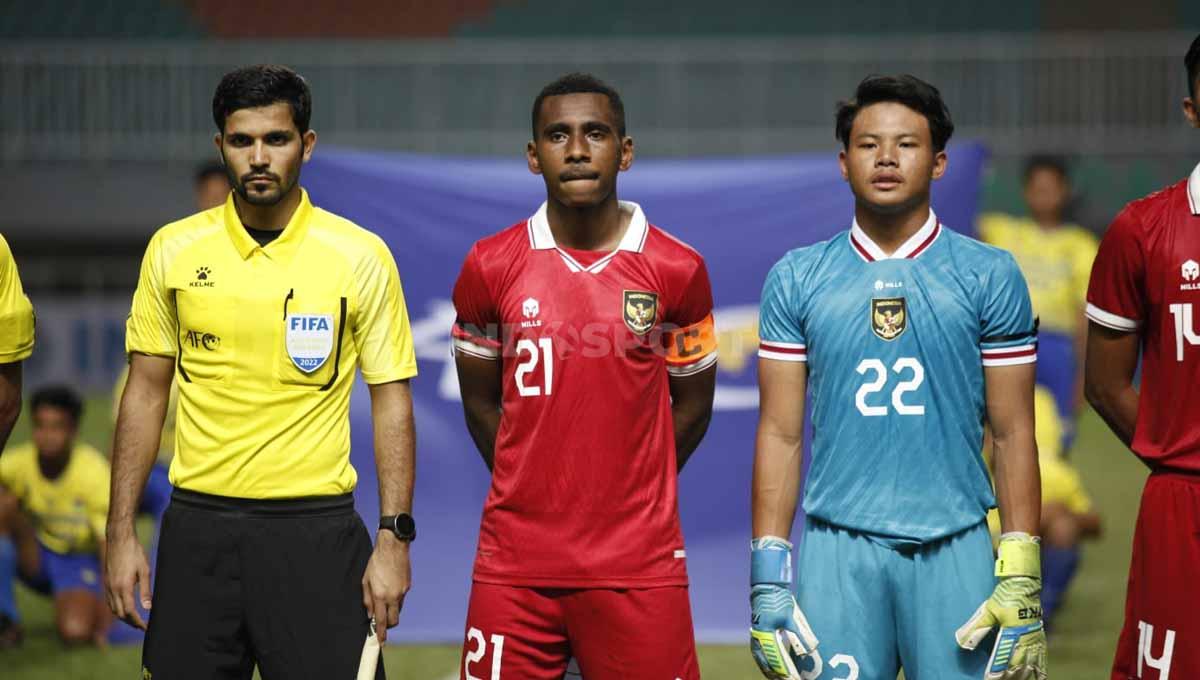 Muhammad Iqbal Gwijangge (tengah, merah) menjadi kapten Timnas Indonesia U-17 di Kualifikasi Piala Asia U-17 2022. (Foto: Herry Ibrahim) - INDOSPORT
