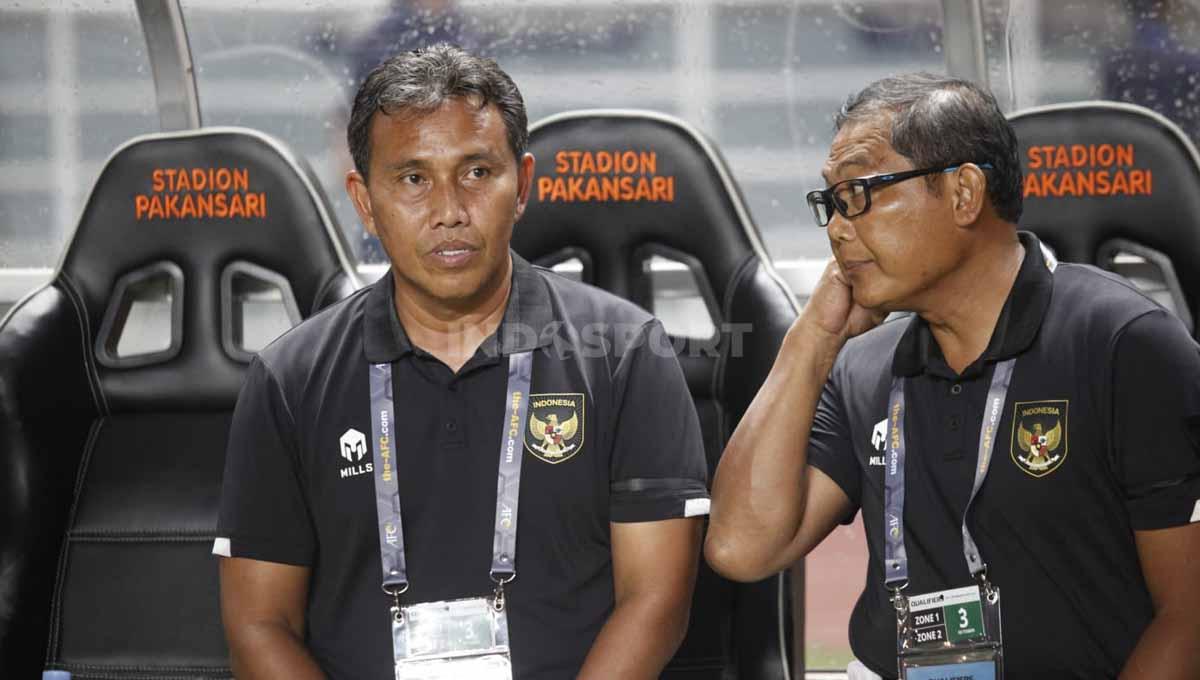 Pelatih Timnas Indonesia U-17, Bima Sakti, dan manajer Timnas, Sumardji di Kualifikasi AFC U17 2022, Senin (03/10/22). (Foto: Herry Ibrahim) - INDOSPORT