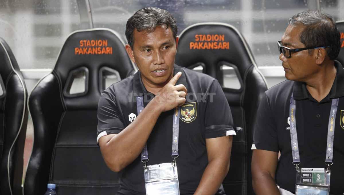 Pelatih Timnas Indonesia U-17 Bima Sakti dan manajer Timnas, Sumardji di Kualifikasi AFC U17 2022, Senin (03/10/22). (Foto: Herry Ibrahim) - INDOSPORT