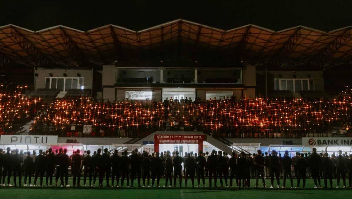 Bali United bersama para suporter menggelar doa bersama atas Tragedi Kanjuruhan yang menewaskan 125 orang pada Sabtu (01/10/22). Ratusan suporter yang datang turut menyanyikan chants Arema FC, termasuk 'Salam Satu Jiwa'. - INDOSPORT