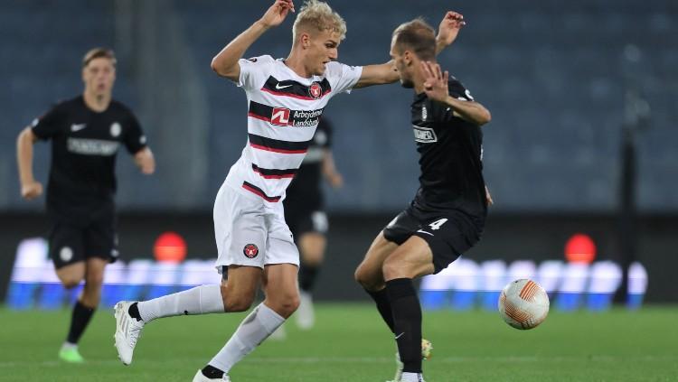 Pemain FC Midtjylland, Gustav Isaksen (kiri), yang masuk radar AC Milan. Foto: REUTERS/Antonio Bronic.