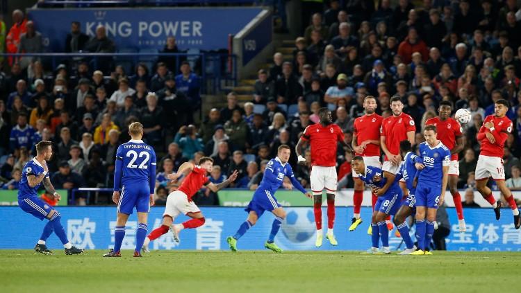 James Maddison mencetak gol melalui tendangan bebas di laga Leicester City vs Nottingham Forest (04/10/22). (Foto: REUTERS/Craig Brough) - INDOSPORT