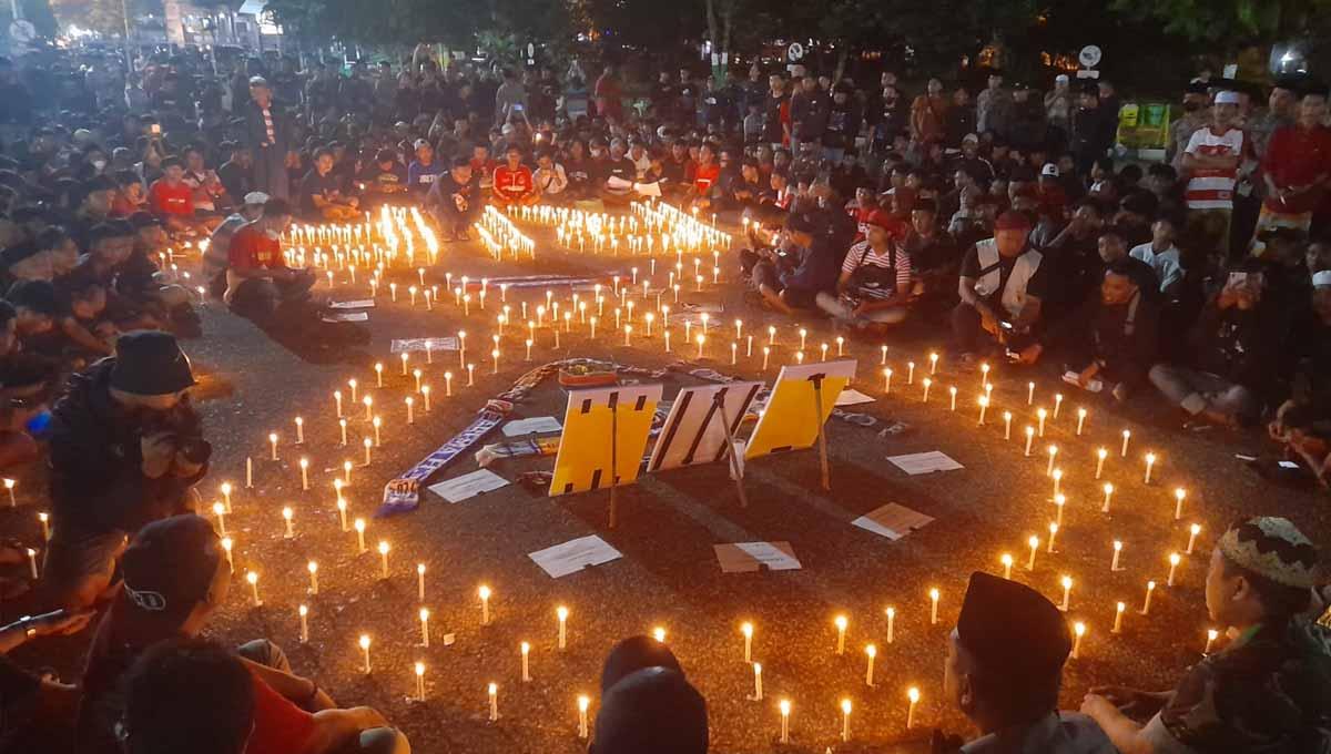Doa bersama suporter di Madura. (Foto: MO Madura United)