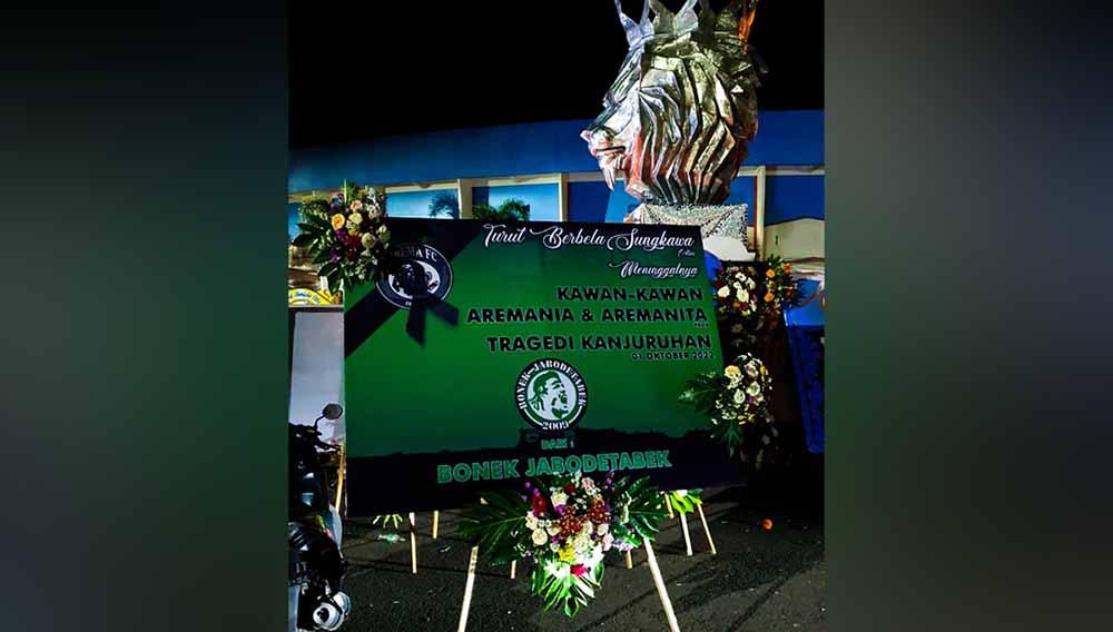Bonek Jabodetabek memberikan aksi penghormatan dengan menyambangi stadion Kanjuruhan Malang untuk memberi karangan bunga, Senin (03/10/22). (Foto: Bonek Jabodetabek)