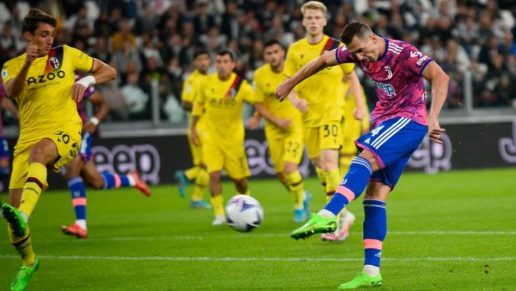 Arkadiusz Milik (kanan) saat mencetak gol bagi Juventus ke gawang Bologna (03/10/22). (Foto: REUTERS/Massimo Pinca)