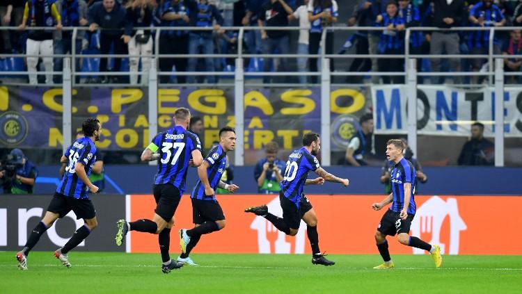 Indosport - Hakan Calhanoglu merayakan gol bersama rekan-rekannya di laga Inter Milan vs Barcelona (05/10/22). (Foto: REUTERS/Daniele Mascolo)