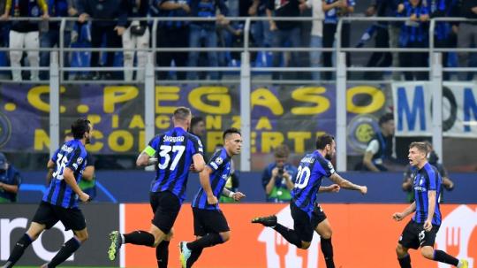 Hakan Calhanoglu merayakan gol bersama rekan-rekannya di laga Inter Milan vs Barcelona (05/10/22). (Foto: REUTERS/Daniele Mascolo)