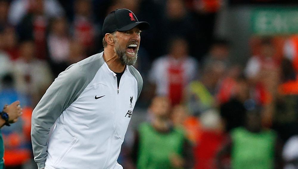 Jurgen Klopp turut merespons kejadian pitch invader di laga Liverpool vs Manchester United. Foto: Reuters/Craig Brough. - INDOSPORT