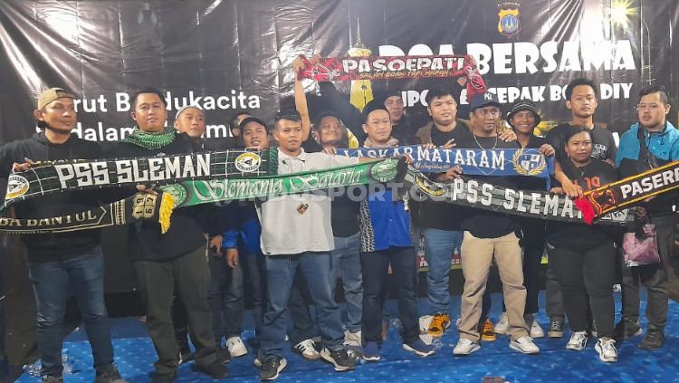 Indosport - Doa bersama yang digelar suporter PSIM, Brajamusti, turut dihadiri ribuan suporter PSS Sleman dan Persis Solo