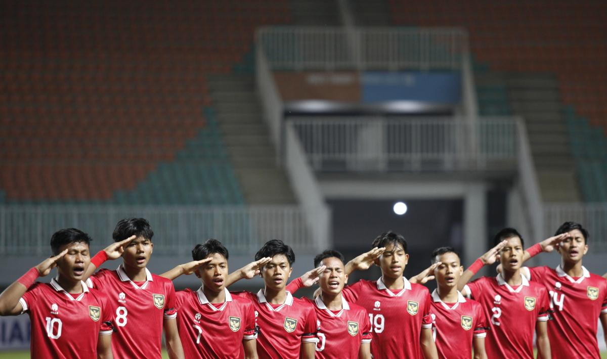 Skuad Timnas Indonesia saat menyanyikan lagu kebangsaan Indonesia Raya sebelum berhadapan dengan UEA pada laga grup B Kualifikasi Piala Asia U-17 di Stadion Pakansari, Rabu (05/10/22).