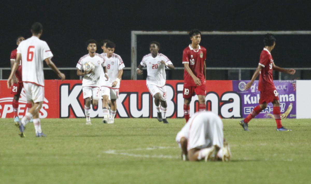 Selebrasi para pemain UEA usai memperkecil ketertinggalan 1-2 atas Timnas Indonesia pada laga grup B Kualifikasi Piala Asia U-17 di Stadion Pakansari, Rabu (05/10/22).