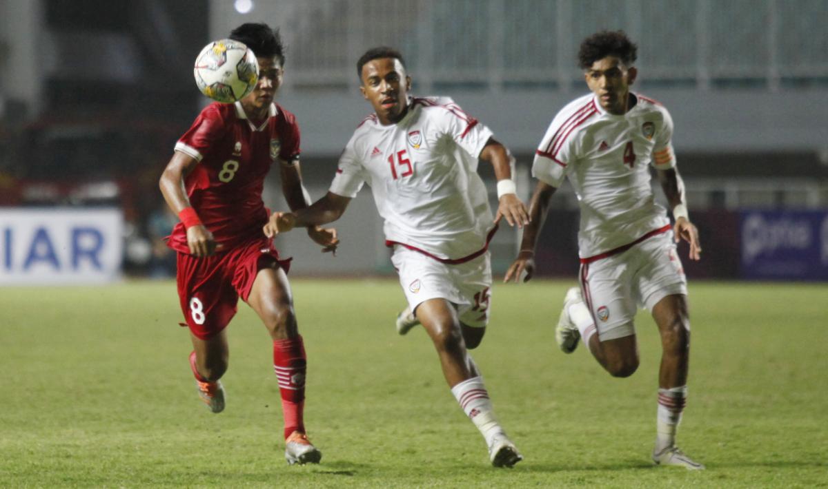 Striker Timnas Indonesia, Arkhan Kaka Putra (kiri) mendapat penjagaan ketat dari dua pemain UEA pada laga grup B Kualifikasi Piala Asia U-17 di Stadion Pakansari, Rabu (05/10/22).