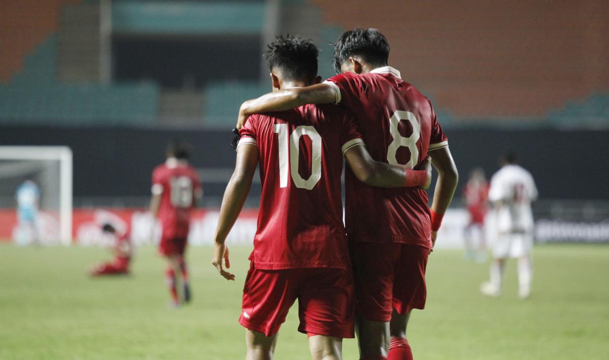 Selebrasi dua pemain Timnas Indonesia, Arkhan Kaka Putra dan Muhammad Nabil usai gol pertama ke gawang UEA pada laga grup B Kualifikasi Piala Asia U-17 di Stadion Pakansari, Rabu (05/10/22).