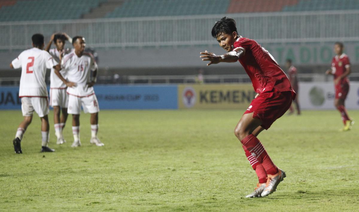 Selebrasi Striker Timnas Indonesia, Arkhan Kaka Putra (kanan) usai mencetak gol kedua ke gawang UEA pada laga grup B Kualifikasi Piala Asia U-17 di Stadion Pakansari, Rabu (05/10/22).