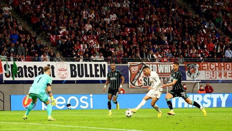 Andre Silva mencetak gol di laga RB Leipzig vs Celtic (05/10/22). (Foto: REUTERS/Lisi Niesner)